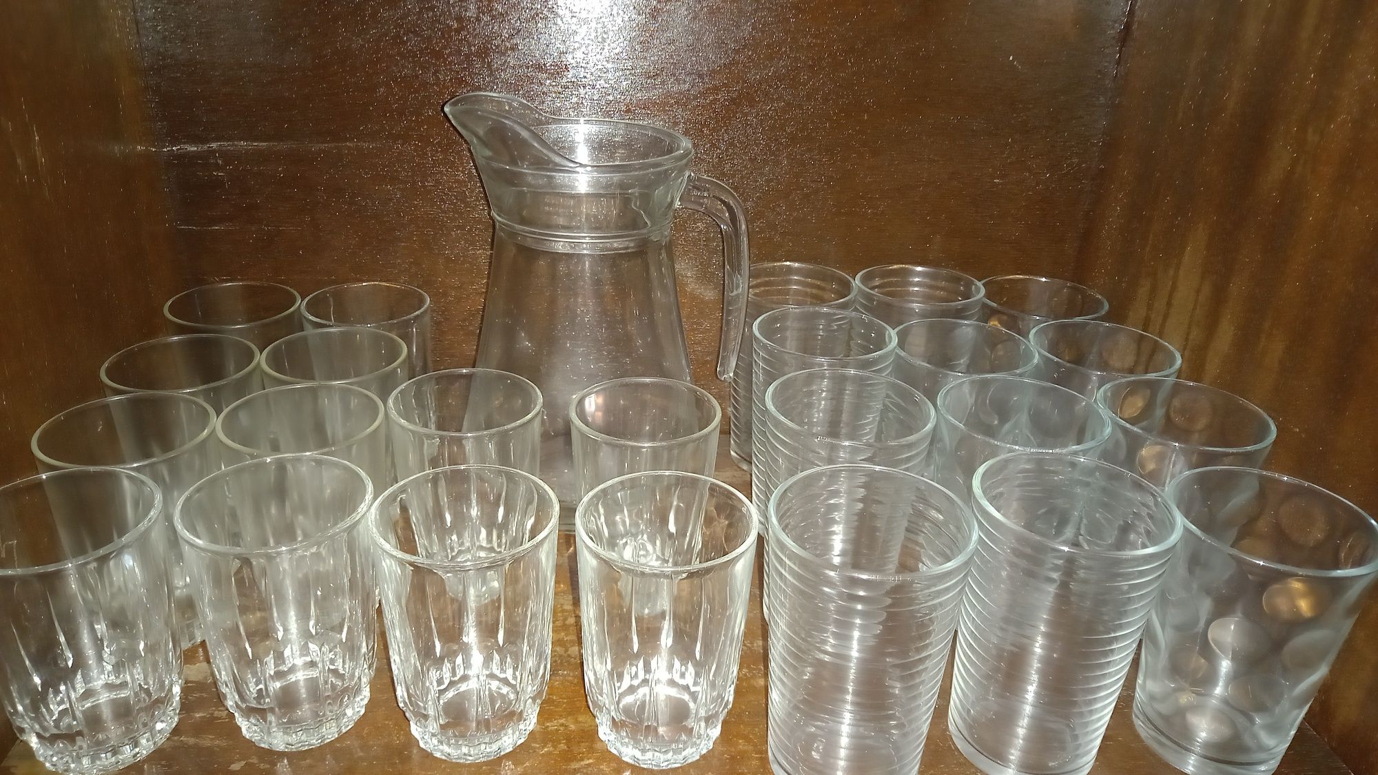 Vendo vinte e quatro copos de cozinha e um jarro simples