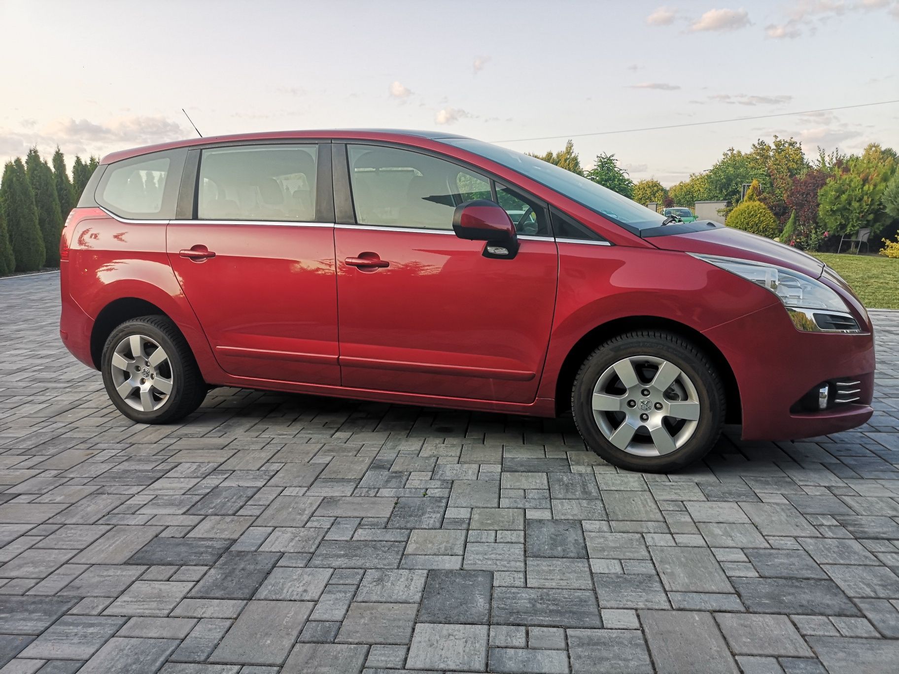 Piiekny kolor Peugeot 5008 *1.6 benzyna*Doinwestowany *Panorama