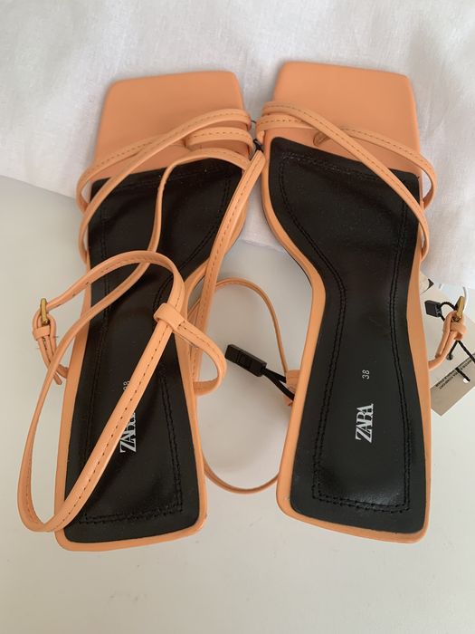 Sandálias de pele tamanho 38