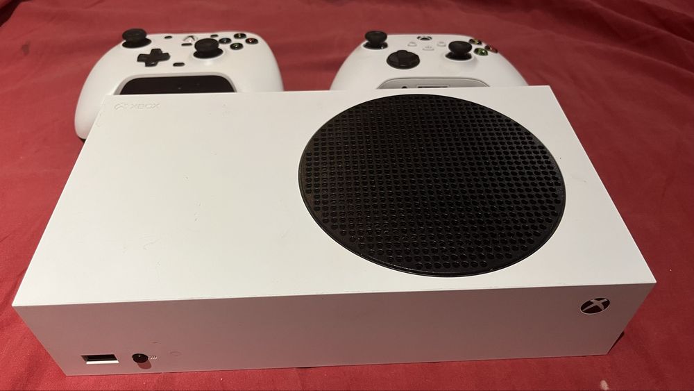 Xbox Series S com 2 comandos, 1 dos comandos tem fios