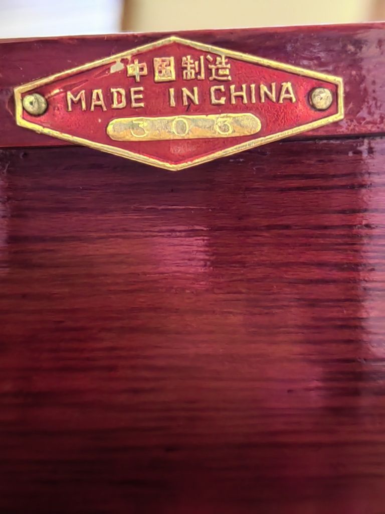 Caixa porta-jóias, chinesa, em madeira, com embutido de Jade
