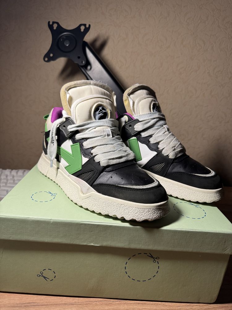 Off white sponge