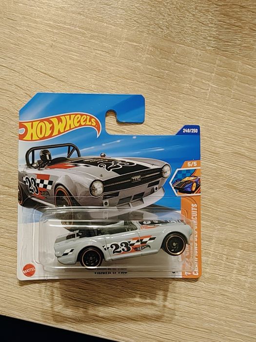 Autko HOT Wheels Triumph TR6 TH