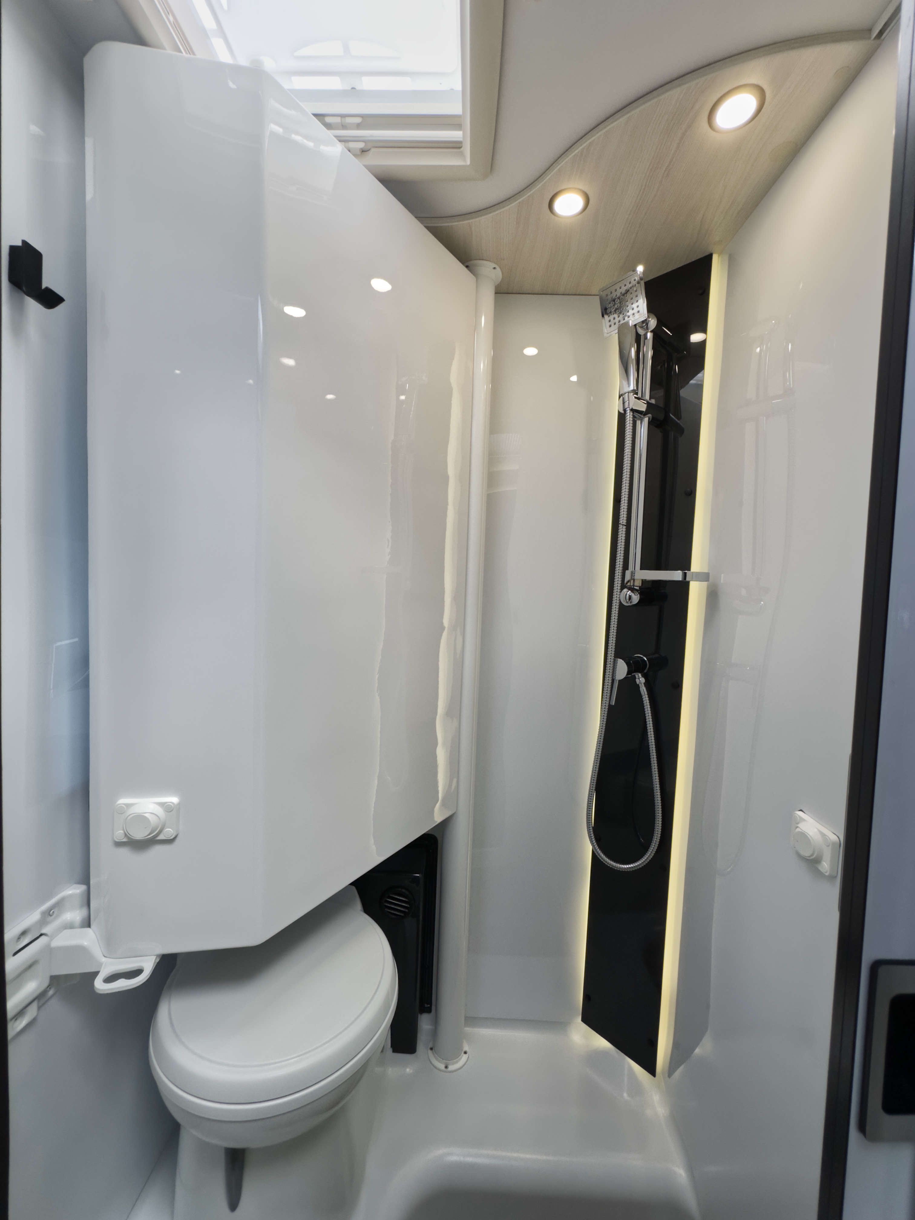 Wynajem/Wypożyczalnia kamperów|Półintegra|Chausson|5 osób|Camp4Rent|