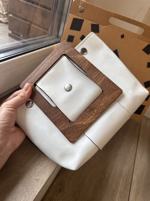 Біла шкіряна сумлчка українського бренду