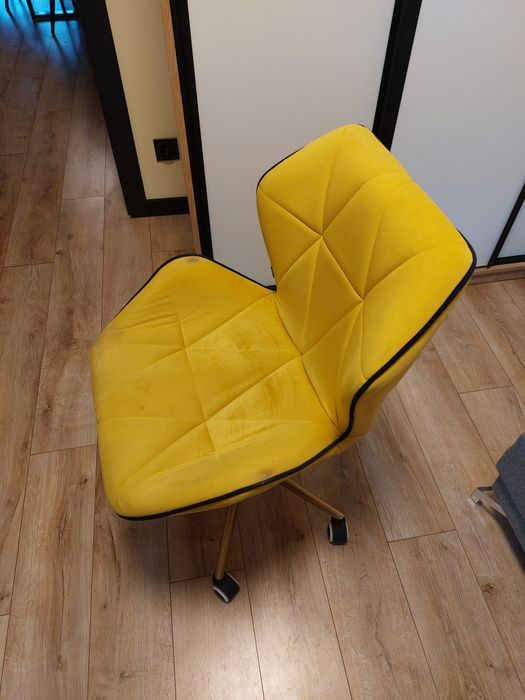 Fotel obrotowy w stylu skandynawskim