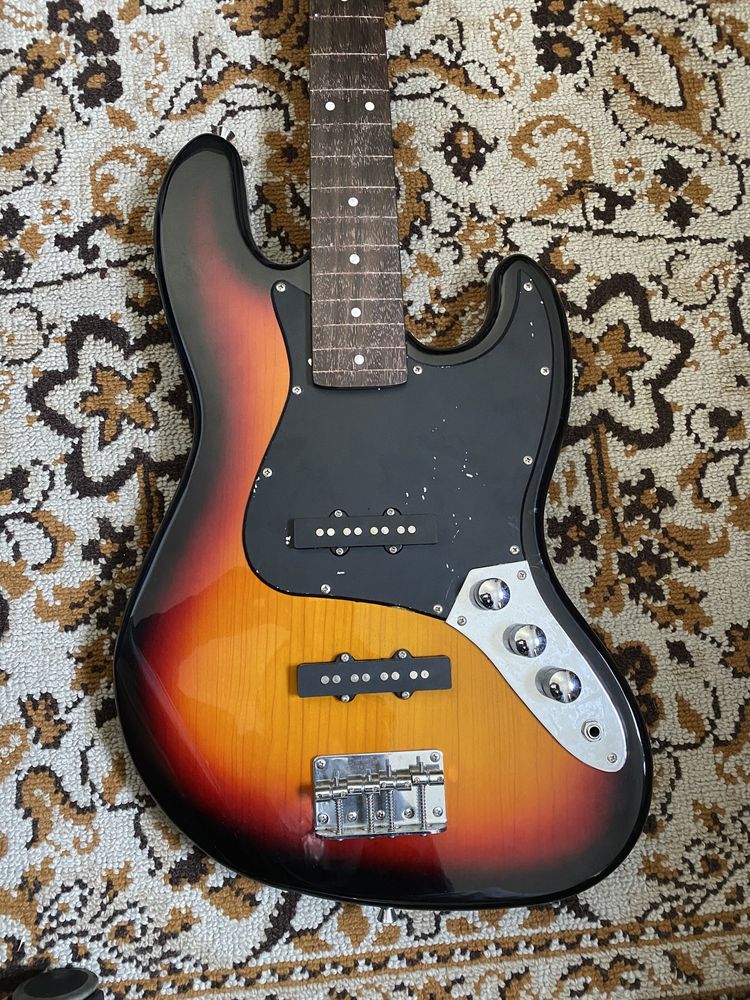 Baixo eléctrico Squier