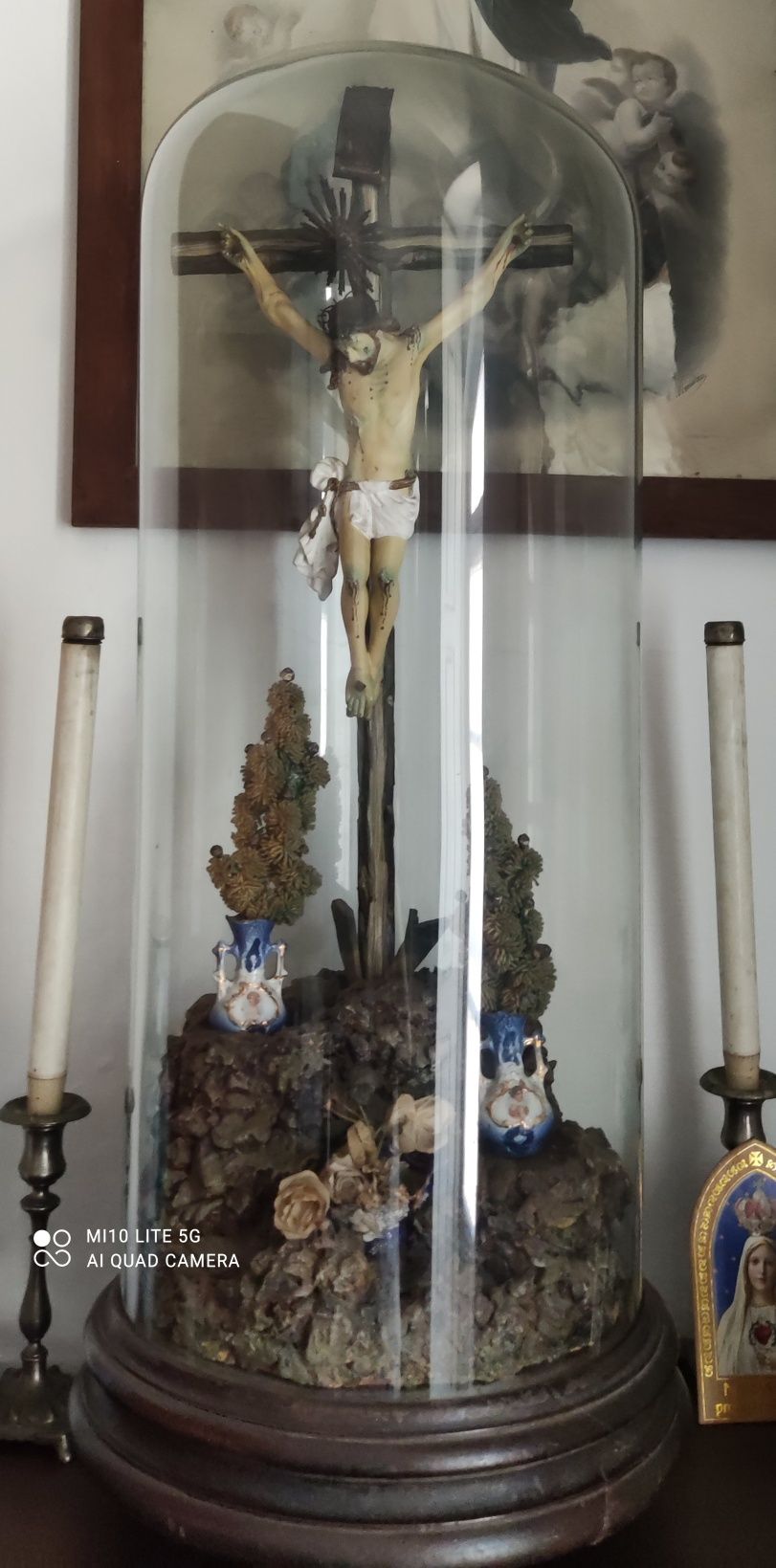 Redoma antiga com Cristo crucificado