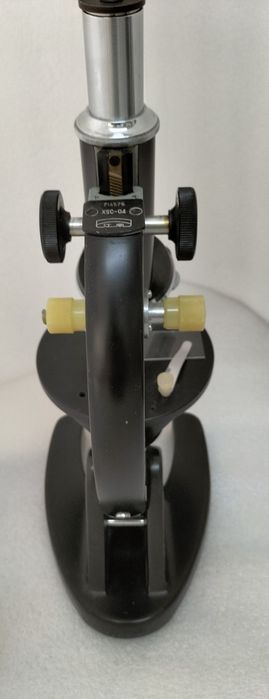 Microscópio Antigo de Laboratório Profissional