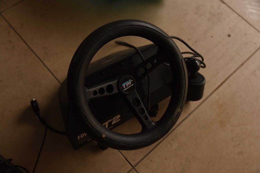 Volante para pc ou playstation thrustmaster