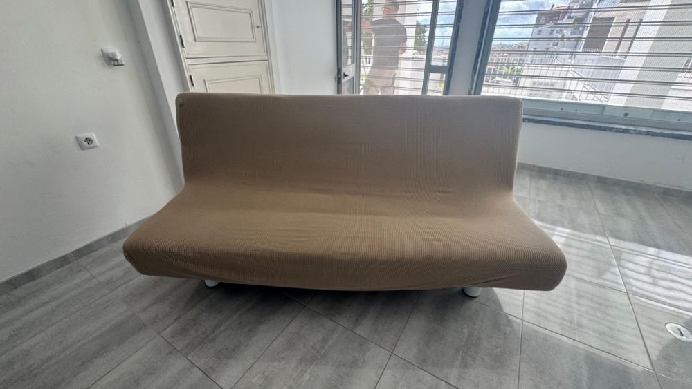 Sofá que também faz de cama