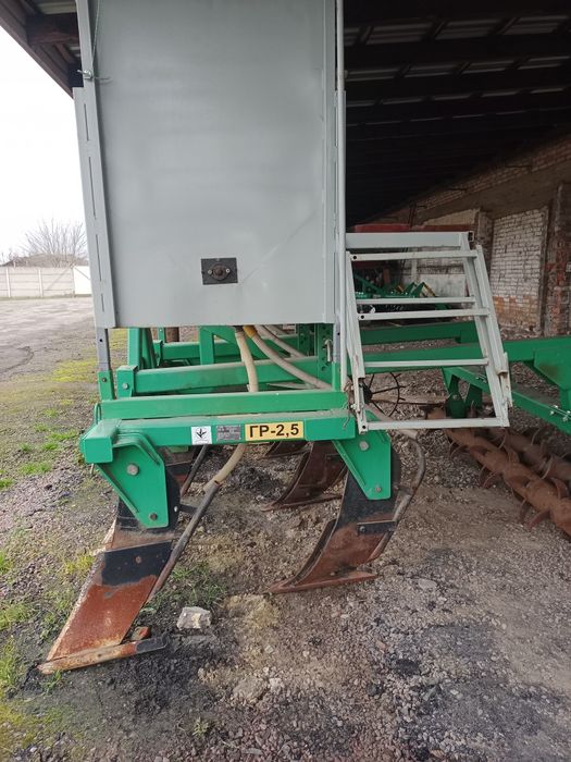 Глибокорозпушувач ГР 2.5 з баком для внесення сухих добрив