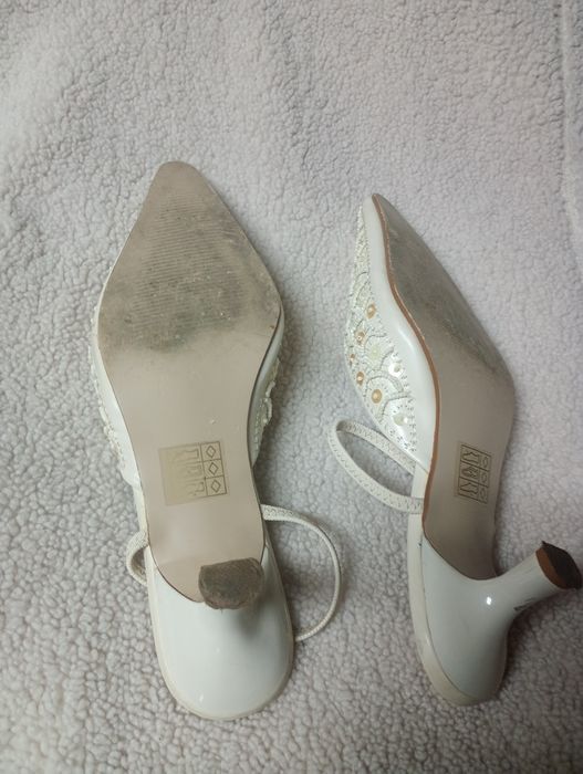 Eleganckie z cekinami mogą być ślubne buty ecru rozm. 38