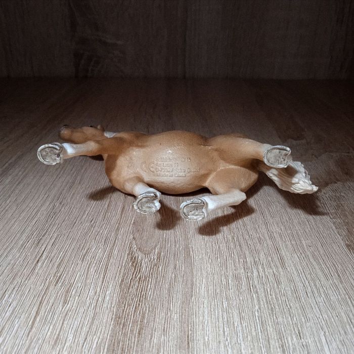 Фигурка Schleich: лошадь. Шляйх.

Туловище 8см.
Высота 10см.
