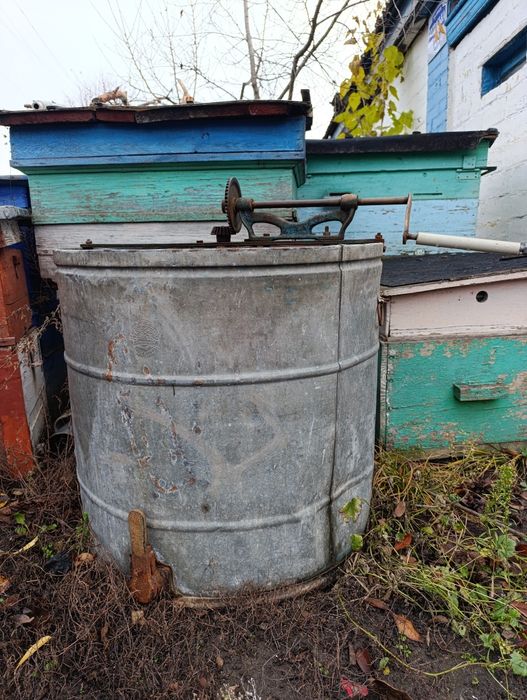 Медогонка на 4 рамки . Ціна договірна.