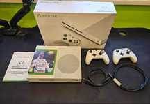 Xbox one s 500GB + 2 pady