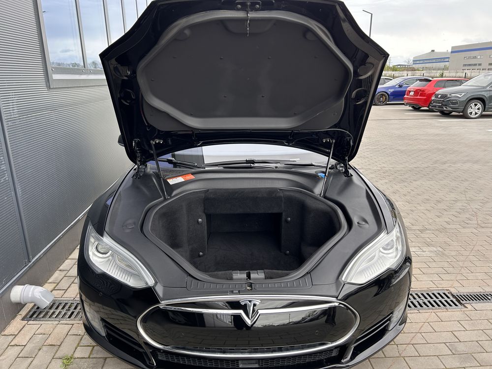 Продам Tesla Model S 85