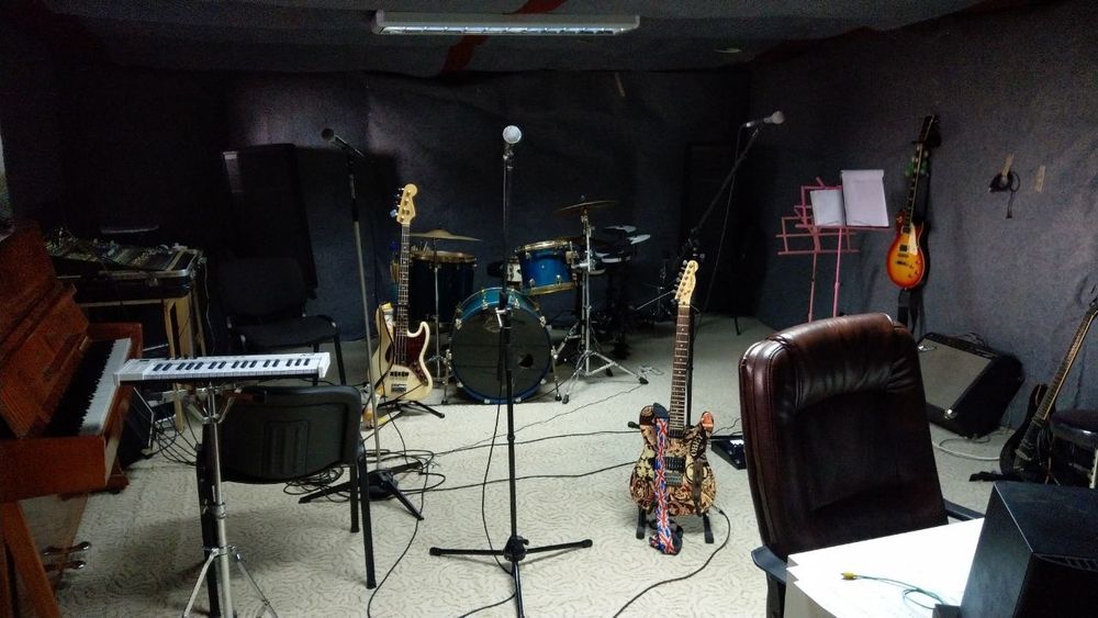 Уроки гри на гітарі, укулеле, електрогітара, бас-гітара.