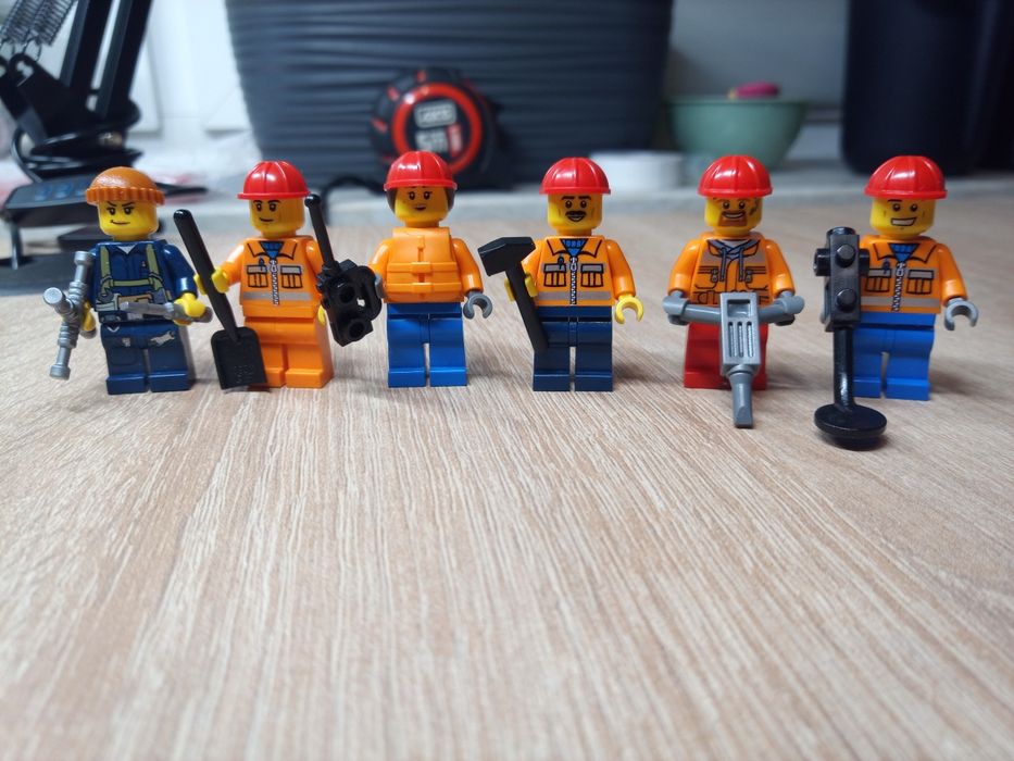 LEGO minifigurki Budowlańcy, Robotnicy mix