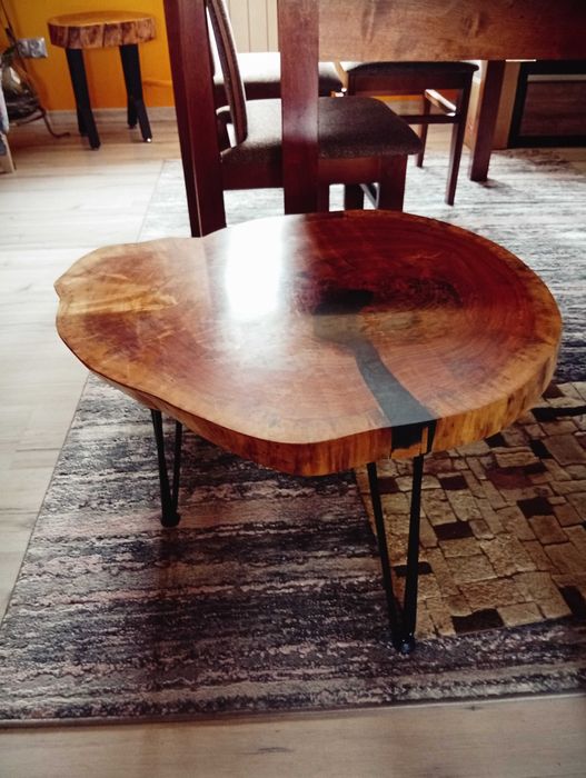 Stolik kawowy z plastra i zywicy epoksydowej