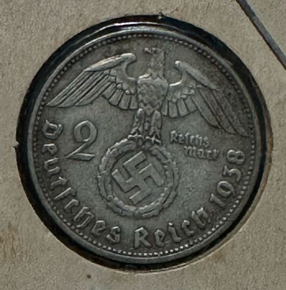 Três moedas nazis