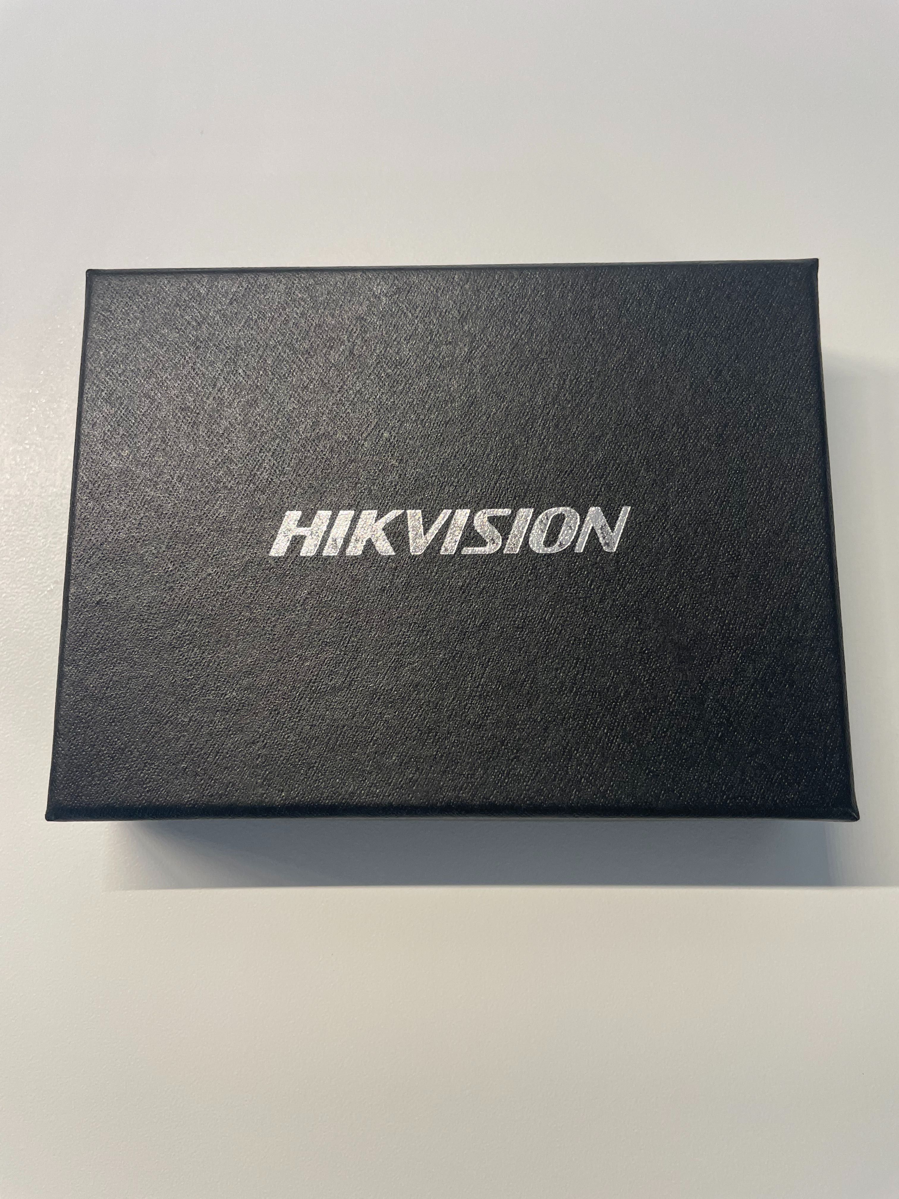 Czarne etui na wizytówki Hikvision - nowe