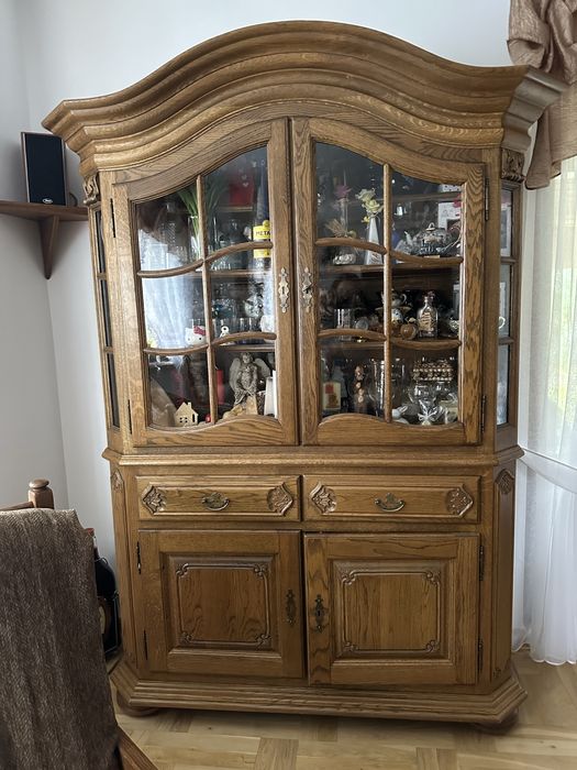 Kredens dębowy z wieńcem.