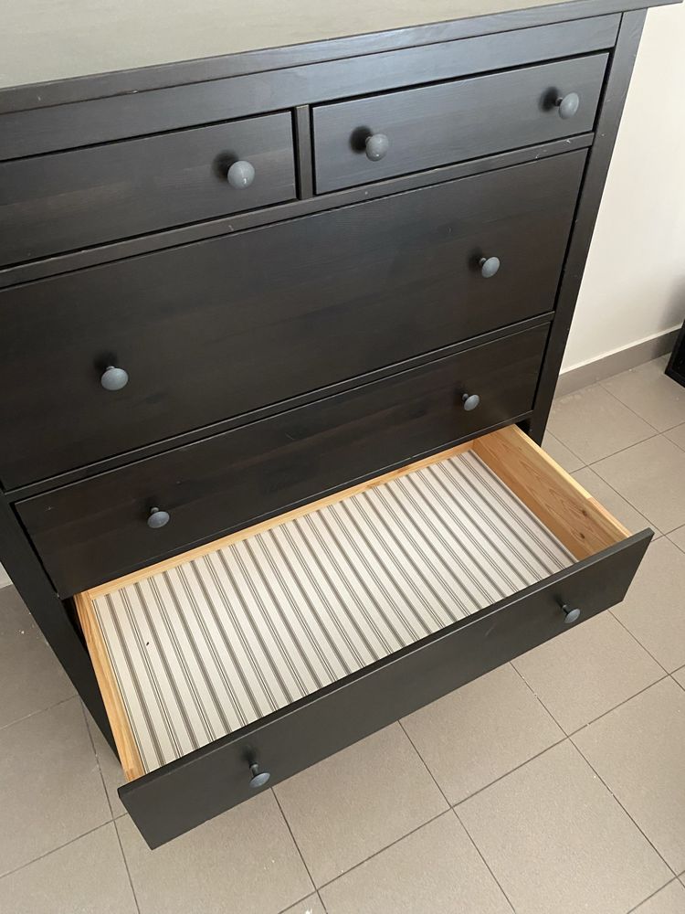 Cómoda HEMNES Ikea