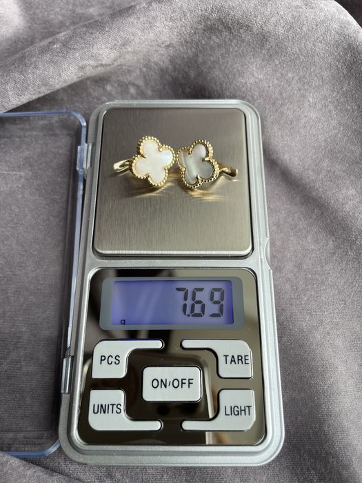 Набор золотые четырехлистники изумруды сапфиры