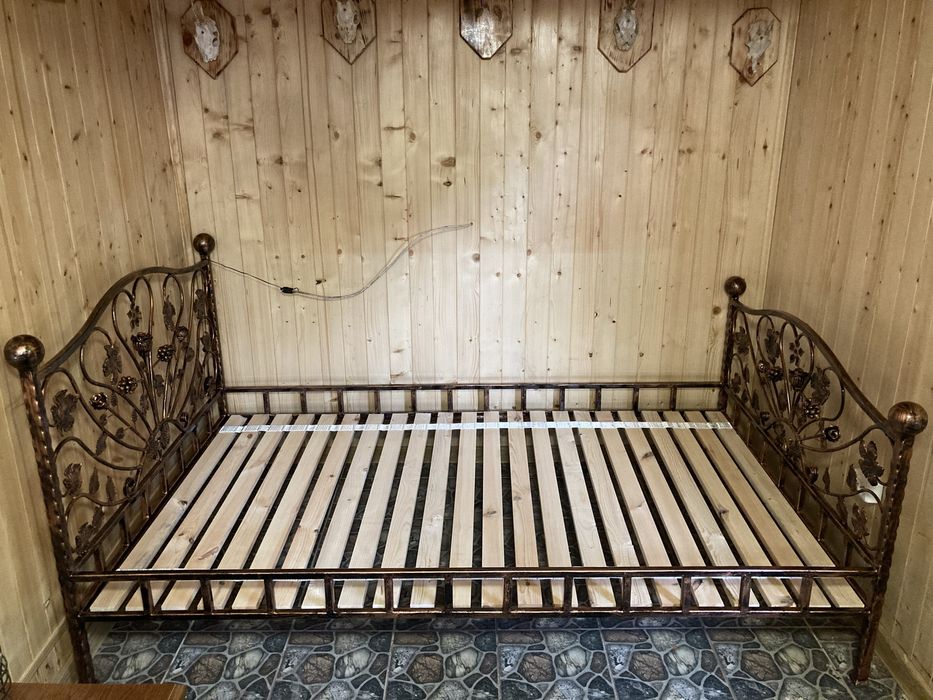 Łóżko metalowe