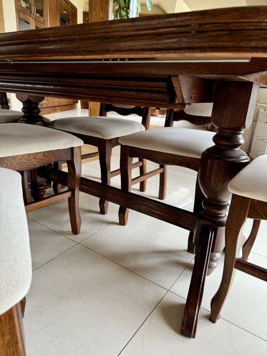 Krzesła z drewna polaczone tkaniną.