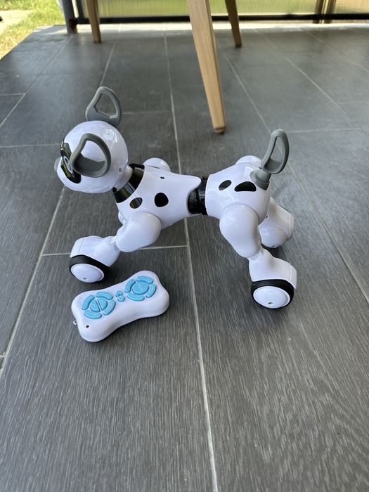 Продам цуценя робот яке співає і танцює на пульті!