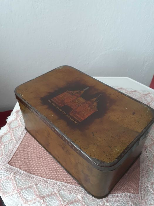 Metalowa skrzyneczka  /pudelko  ma 100 lat