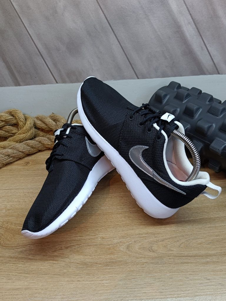 Czarne damskie buty sportowe sneakersy Nike Roshe Run 38