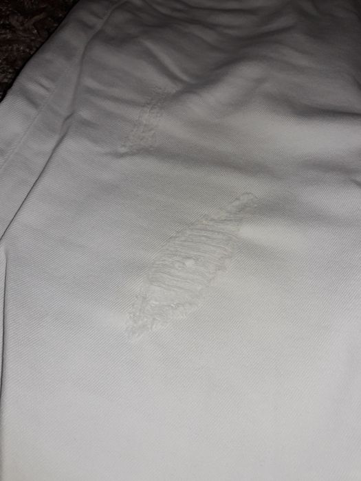 Białe jeansy z dziurami