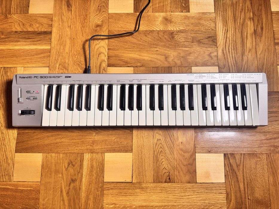 Roland PC-300 — MIDI-клавіатура (49 клавіш)