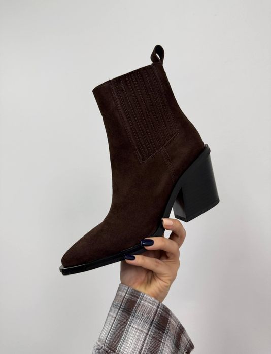 Стильні замшеві козаки