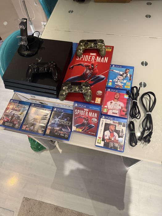 Konsola ps 4 pro,orginalne okablowanie+pady, gry + stacja ładowania.