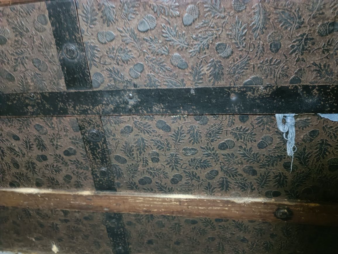 Arca antiga com ferragens