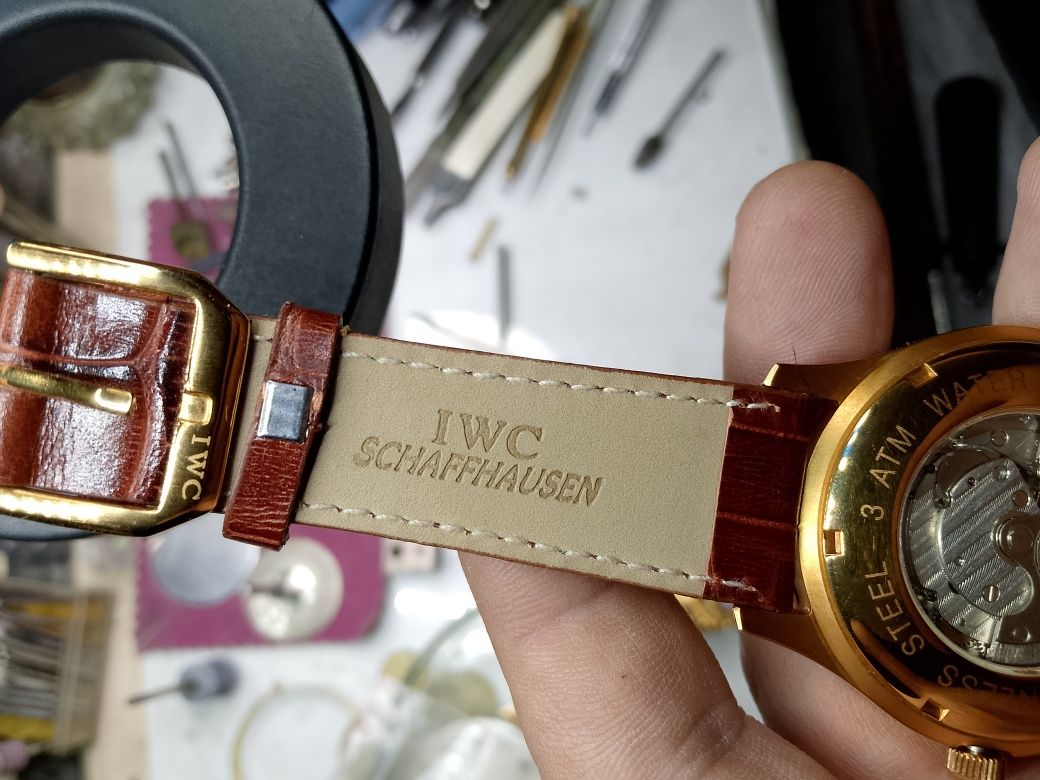 Часова майстерня продає годинник IWC SCHAFFHAUSEN CHRONOGRAPH