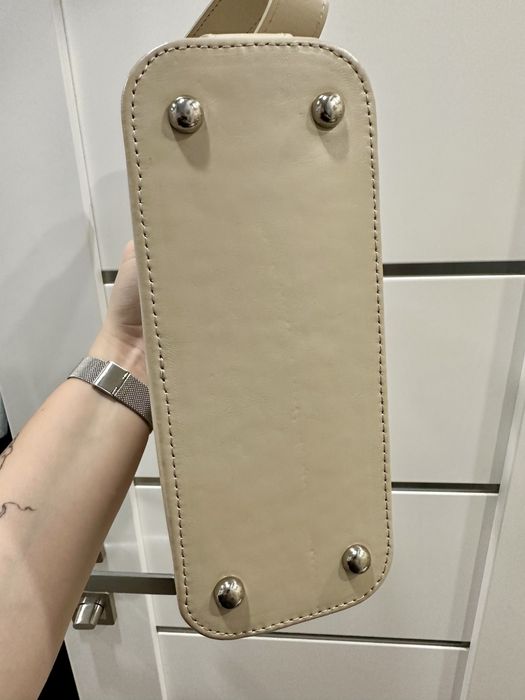 Бежева шкіряна сумочка українського бренду