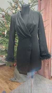 Czarna sukienka z piórami