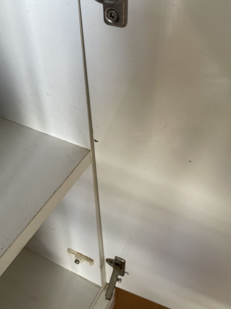 Movel branco com uma gaveta