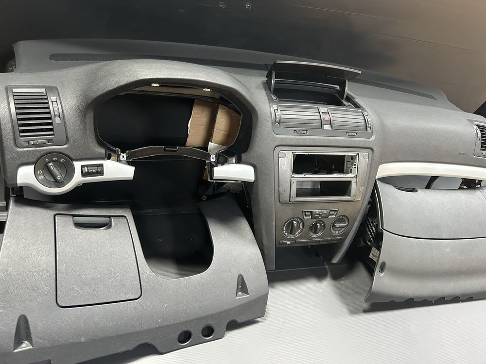 Панель приладів торпеда Skoda A5