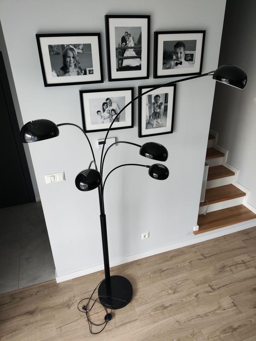 Lampa podłogowa na marmurowej podstawie
