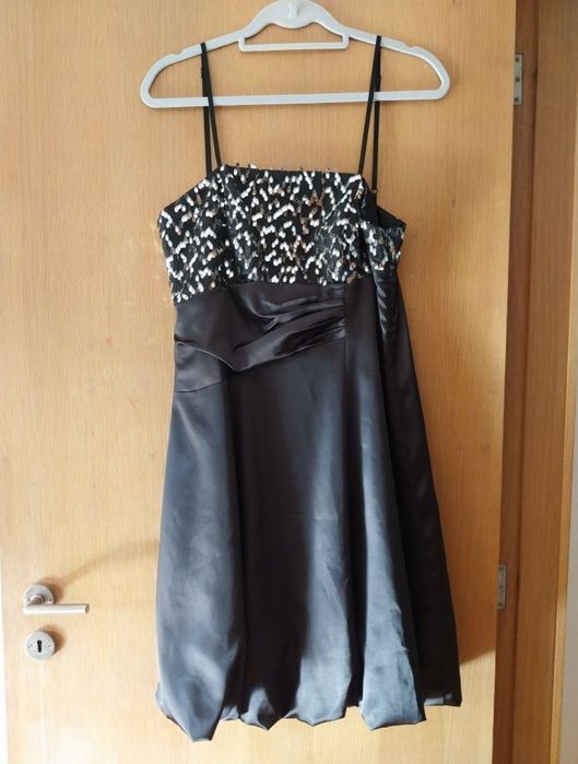 Vestido preto com lantejoulas