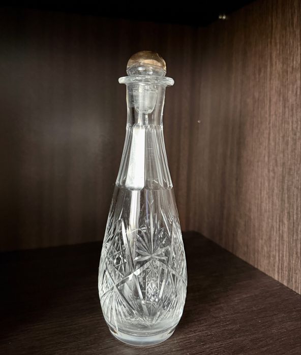 Набір кришталевої посуди: графін, 3 бокали та 2 маленькі вази