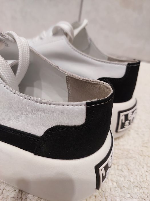 Білі шкіряні кеди