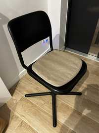 Krzesło z IKEA czarne