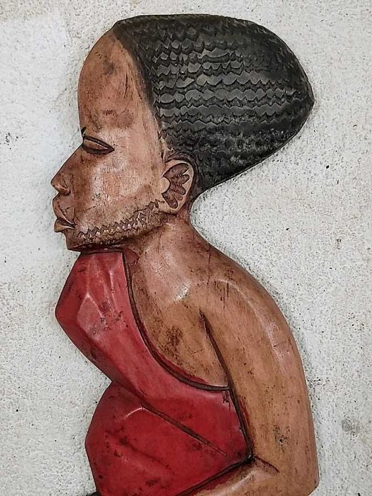Escultura mulher Africana em madeira artesanato popular